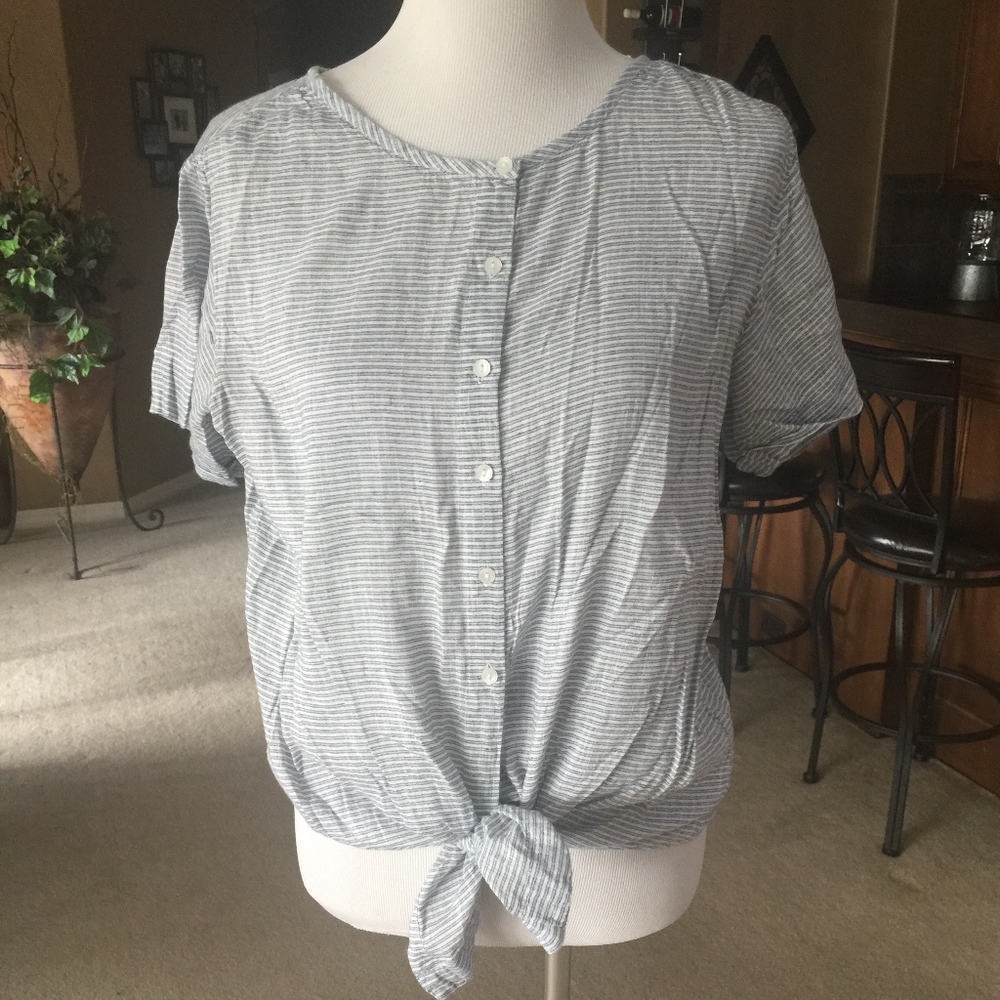 Gap Grey & White Tie Front Top